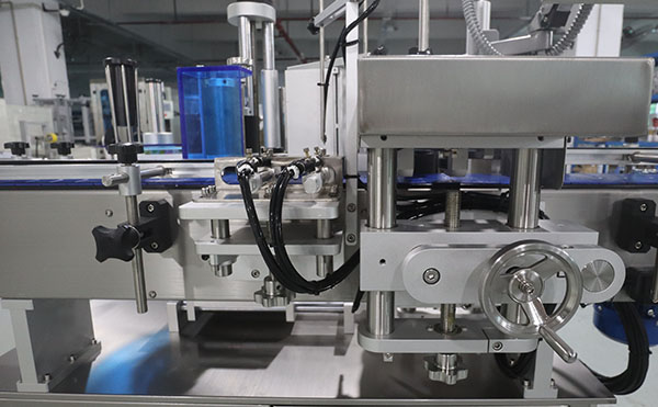 突破貼標局限,全自動圓瓶多功能貼標機全場景應(yīng)用指南