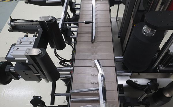 不干膠貼標(biāo)機,貼標(biāo)機,全自動貼標(biāo)機生產(chǎn)廠家