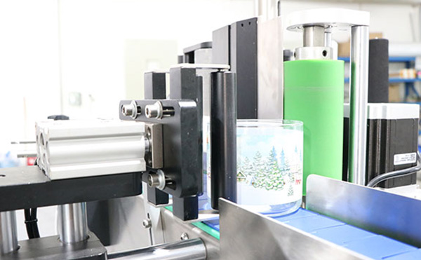 在現(xiàn)代生產(chǎn)線上，全自動圓瓶貼標(biāo)機(jī)因其高效、精準(zhǔn)的性能，成為眾多企業(yè)的首選。今天，就讓我們用一分鐘的時間，快速了解這款設(shè)備的適用范圍和操作流程。