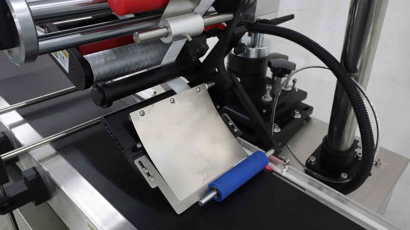 全自動平面多標(biāo)貼標(biāo)機(jī),平面多標(biāo)貼標(biāo)機(jī),不干膠貼標(biāo)機(jī)廠家,佼佼者自動化